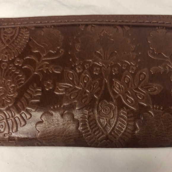 THE SAK brown leather floral embossed wallet. Holds up to 12 cards. - Picture 5 of 12